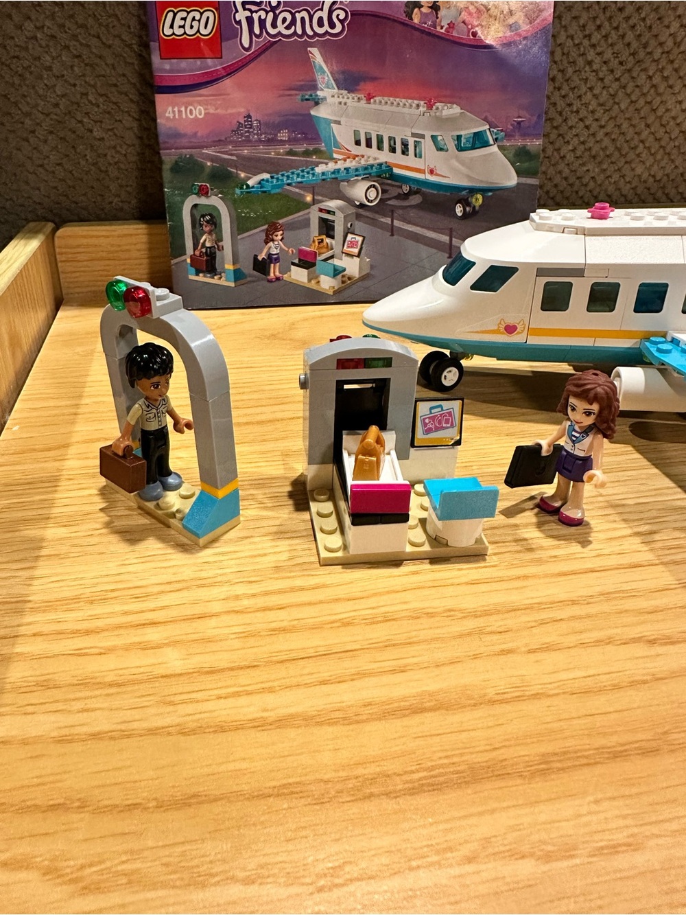 Lego Friends Private Jet 41100 in White, Teal & Pink - Picture 3 of 8